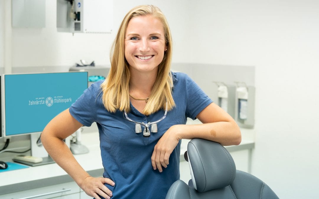 Frau ZÄ Julia Beckmann verstärkt seit April 2019 unser Zahnärzteteam